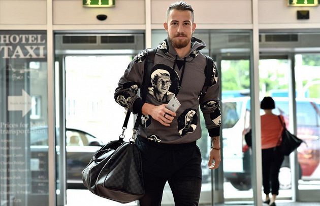 Lukáš Vácha příchází na sraz české fotbalové reprezentace před utkáním kvalifikace ME 2016 s Islandem.