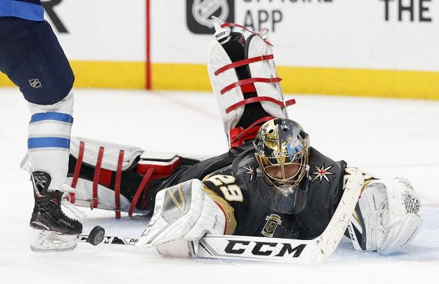 Brankář Vegas Golden Knights Marc-Andre Fleury likviduje šanci Winnipegu Jets ve finále Západní konference NHL.