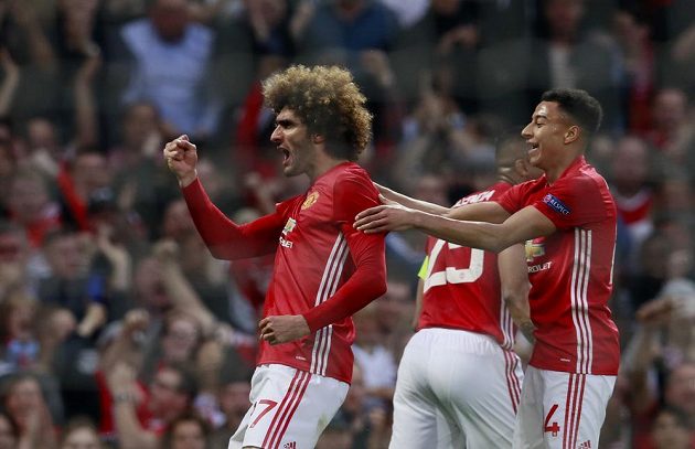 Marouane Fellaini (vlevo) oslavuje vedoucí gól Manchesteru United proti Celtě Vigo.
