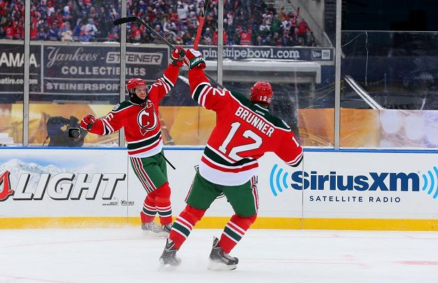 Útočník Devils Patrik Eliáš (26) se raduje s Damienem Brunnerem (vpravo) z gólu proti New Jersey Devils.