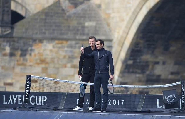 Roger Federer a Tomáš Berdych se fotografují na lodi poblíž Karlova mostu v Praze.