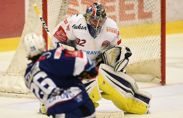 Vítkovický brankář Patrik Bartošák likviduje jednu ze střel brněnských hokejistů.