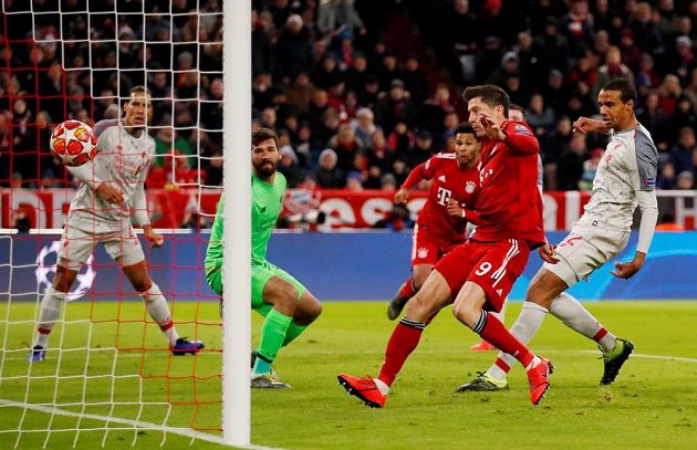 Liverpoolský nešťastník Joel Matip si dává vlastní gól v utkání s Bayernem.