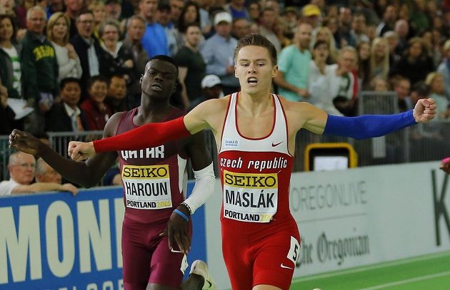Český sprinter Pavel Maslák protíná cíl 400 m jako první na halovém mistrovství světa v Portlandu.