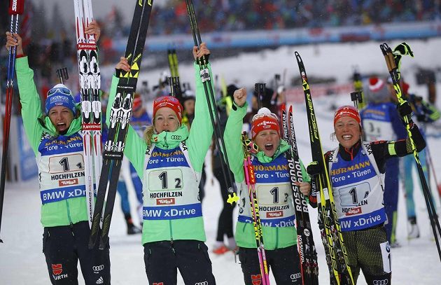 Ve štafetě vítězné Němky Vanessa Hinzová, Franziska Hildebrandová, Maren Hammerschmidová a Laura Dahlmeierová.