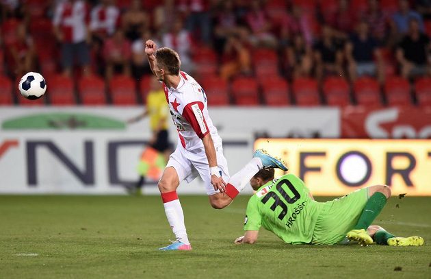 Útočník Slavie Praha Milan Škoda překonává libereckého brankáře Lukáše Hrošša a zvyšuje na 3:1 pro sešívané.