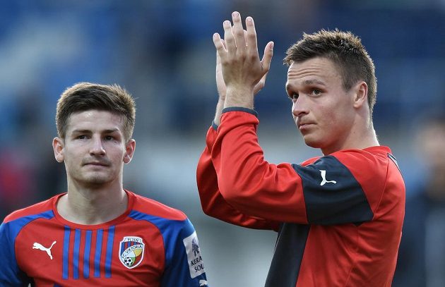 Plzeňský útočník Stanislav Tecl (vpravo) a Václav Pilař děkují fanouškům po utkání 11. kola Synot ligy v Mladé Boleslavi.