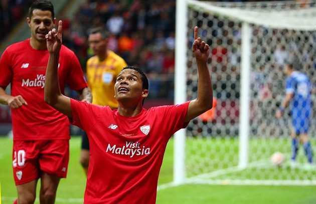 Kolumbijský útočník Carlos Bacca ze Sevilly se raduje ze vstřelené branky ve finále Evropské ligy s Dněprem.