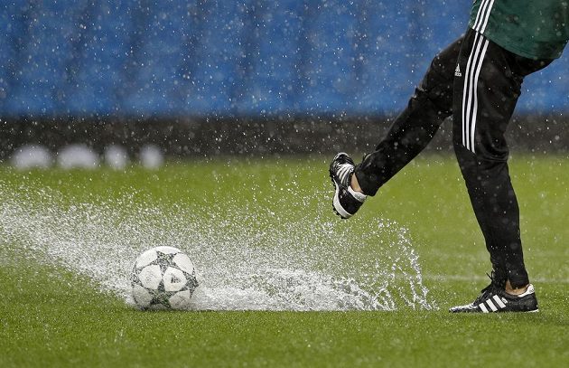 Podmáčený terén na Etihad Stadium nedovolil odehrát utkání mezi Manchesterem City a Borussií Mönchengladbach.