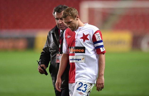 Kapitán Slavie Praha Karel Piták a hlavní pořadatel během přerušení utkání 27. kola Gambrinus ligy s Příbramí.