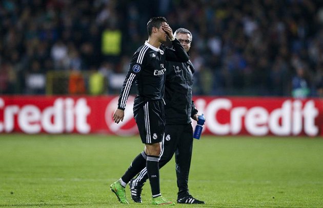 Cristiano Ronaldo opouští trávník stadiónu Vassil Levski v Sofii po výhře 2:1 nad Ludogorcem Razgrad.