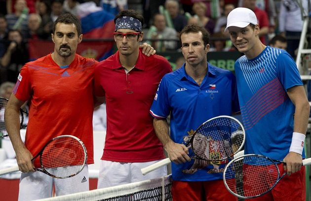 Společné foto před utkáním. Zleva Nenad Zimonjič, Ilja Bozoljac, Radek Štěpánek a Tomáš Berdych.