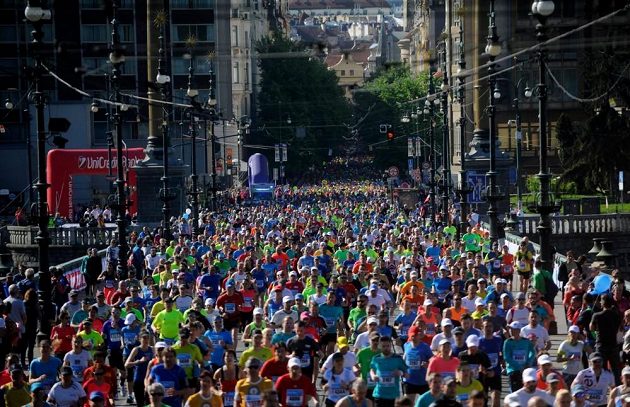 Více než deset tisíc běžců se v neděli účastnilo pražského maratónu.
