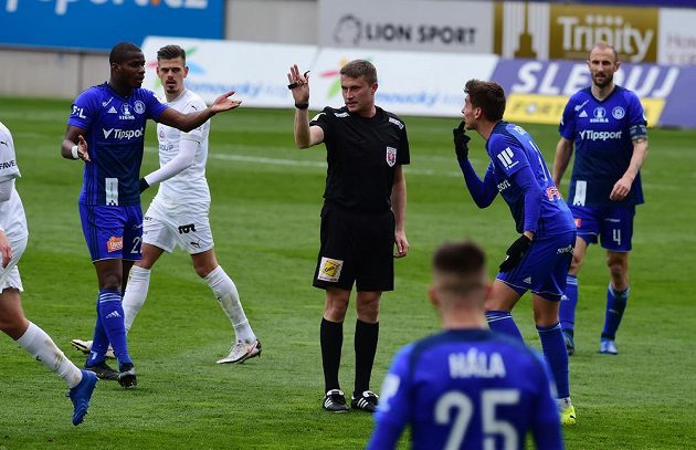 Zleva Florent Poulolo z Olomouce, hlavní rozhodčí Petr Hocek a Mojmír Chytil z Olomouce.