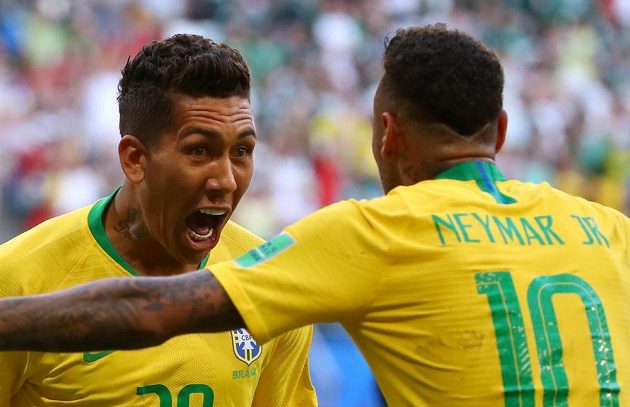 Brazilští střelci v duelu s Mexikem, Roberto Firmino (vlevo) s Neymarem oslavují druhou brankou.