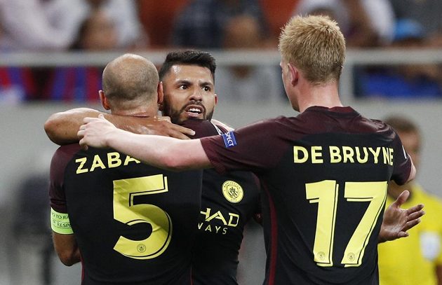 Sergio Agüero (uprostřed) jásá po druhém gólu Manchesteru City na hřišti Steauy s Pablem Zabaletou a Kevinem de Bruynem.