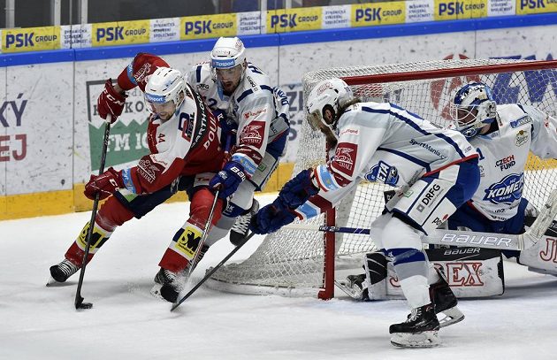 Zleva Patrik Poulíček z Pardubic, Brňané Filip Pyrochta, Peter Mueller a brankář Marek Čiliak.