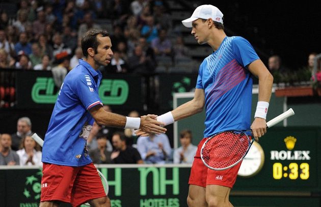 Čeští tenisté Radek Štěpánek (vpravo) a Tomáš Berdych během třetího utkání semifinále Davis Cupu s argentinským párem Carlos Berlocq a Horacio Zeballos.