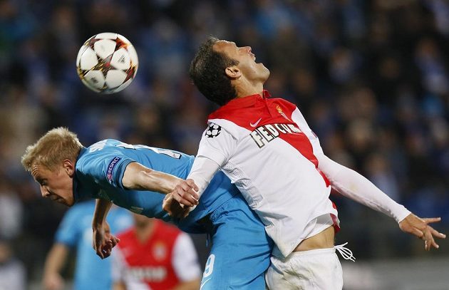 Stoper Monaka Ricardo Carvalho (vpravo) v souboji s Igorem Smolnikovem z Petrohradu v utkání Ligy mistrů.