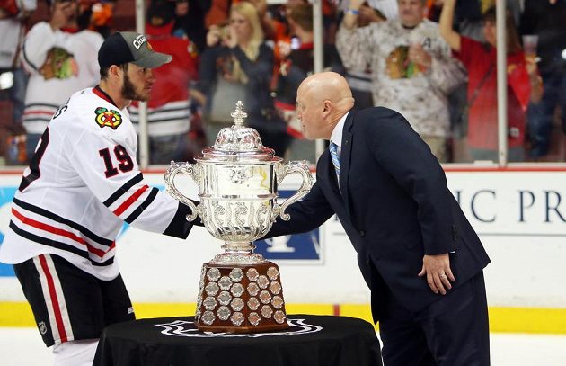 Chicagský kapitán Toews přebírá Clarence S. Campbell Bowl pro vítěze Západní konference.