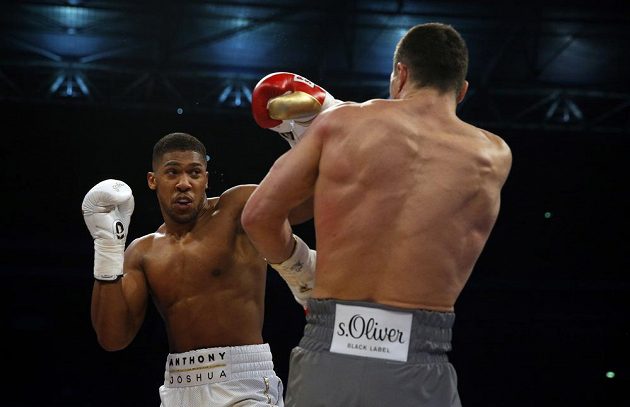 Anthony Joshua a Vladimir Kličko během boje o světový titul v těžké váze.