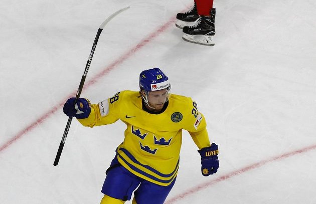 Švédský hokejista Elias Lindholm se raduje ze vstřelené branky v duelu s Ruskem na mistrovství světa 2017.
