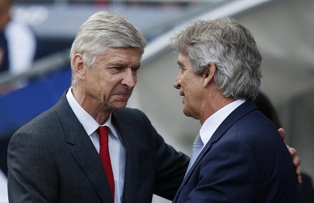 Kouč Citizens Manuel Pellegrini a trenér Arsenalu Arséne Wenger (vlevo) před utkáním.