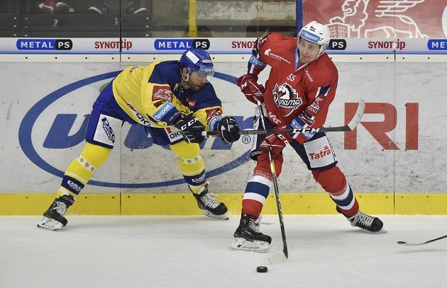 Obránce Tomáš Žižka ze Zlína a pardubický útočník Tomáš Vondráček v souboji během extraligového utkání.