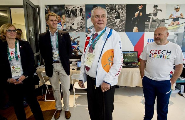 Prezident Miloš Zeman (druhý zprava) si prohlédl zázemí české části olympijské vesnice v Riu de Janeiro. Dále na snímku jsou (zleva) ministryně pro místní rozvoj Karla Šlechtová, předseda Českého olympijského výboru Jiří Kejval a fyzioterapeut Pavel Kolář.