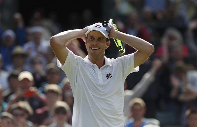 Americký tenista Sam Querrey nemůže uvěřit tomu, že vyřadil ve Wimbledonu světovou jedničku Novaka Djokoviče.