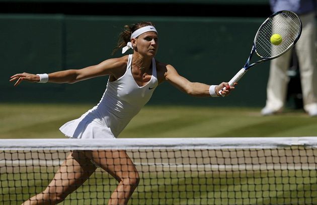 Lucie Šafářová v semifinálovém utkání v All England Clubu proti své kamarádce Petře Kvitové.