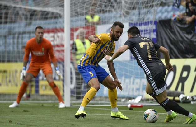 Ostravský Rudolf Reiter (vpravo) se snaží ve slezském derby obejít Jana Žídka z Opavy.