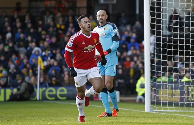 Memphis Depay (vpředu) slaví vedoucí gól Manchesteru United na hřišti Watfordu.