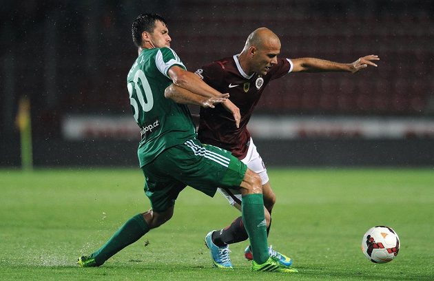 Jakub Štochl (vlevo) z Bohemians 1905 a Roman Bednář ze Sparty v utkání 4. kola Gambrinus ligy.