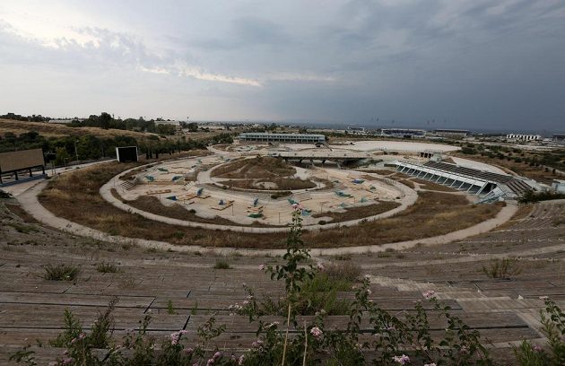 Chlouba aténské olympiády, supermoderní kanál na vodní slalom dnes zeje prázdnotou a chátrá.