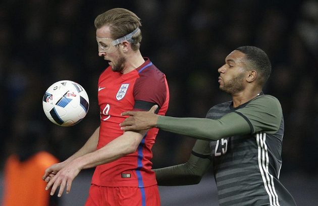 Střelec prvního gólu Angličanů Harry Kane (vlevo) v souboji s Jonathanem Tahem z Německa.