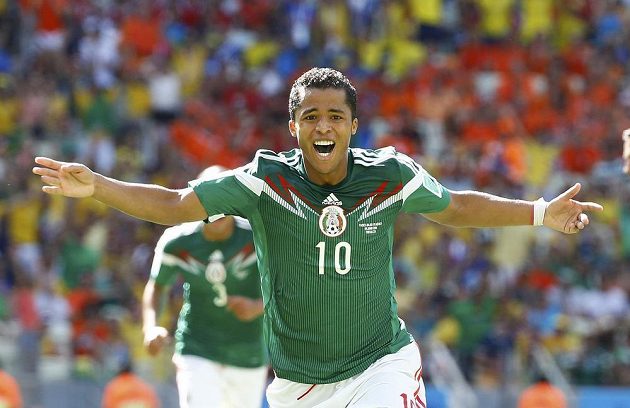 Mexický útočník Giovani Dos Santos jásá poté, co otevřel skóre osmifinálového souboje MS s Nizozemskem.