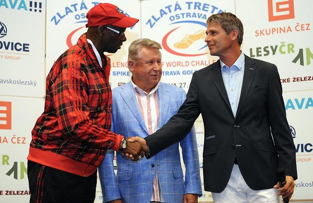 Setkání atletických legend. Olympijský vítěz v dálce Bob Beamon (vlevo) se zdraví s trojnásobným olympijským šampiónem oštěpařem Janem Železným, ředitelem mítinku Zlatá tretra v Ostravě. Uprostřed majitel agentury Česká sportovní Miroslav Černošek.