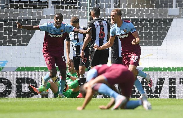 Radost fotbalistů West Hamu United po trefě Tomáše Součka v utkání Premier League.