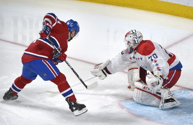 Tomáš Plekanec z Montrealu se snaží vyzrát na washingtonského gólmana Holtbyho.