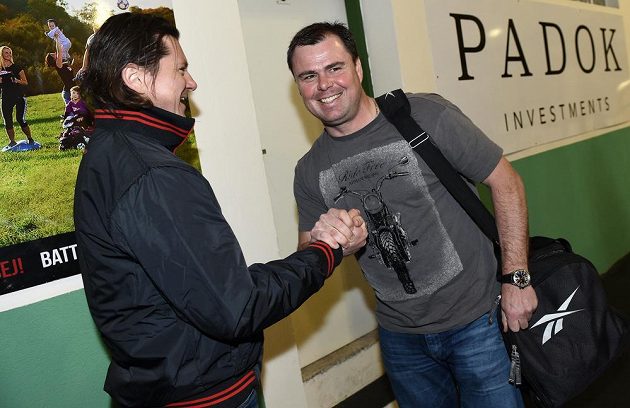 Nový tiskový mluvčí Martin Procházka (vlevo) se zdraví s asistentem trenéra Jaroslavem Špačkem na kempu hokejové reprezentace ve Velkých Popovicích.