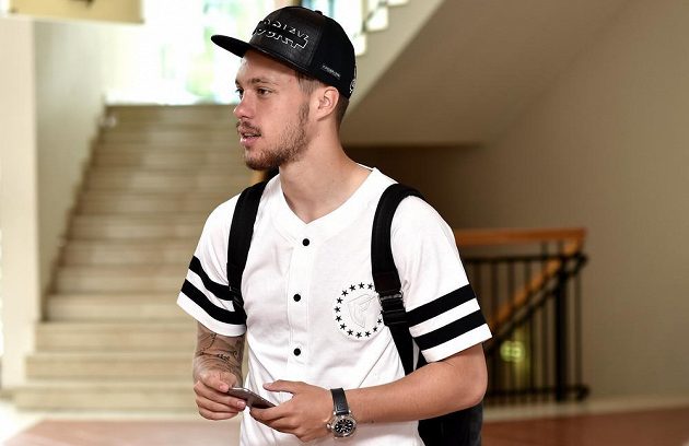 Václav Kadlec příchází na sraz české fotbalové reprezentace před utkáním kvalifikace ME 2016 s Islandem.