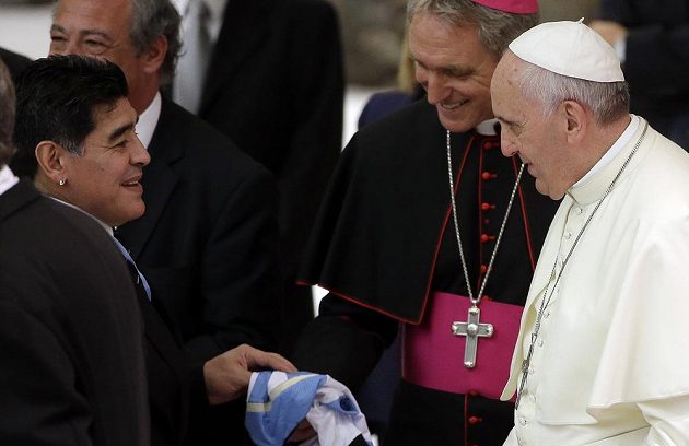 Legendární Argentinec Diego Maradona se dostal až k papežovi, kterému předává na archivním snímku svůj fotbalový dres. Teď sportovní svět zasáhla smutná zpráva. Maradona zemřel.