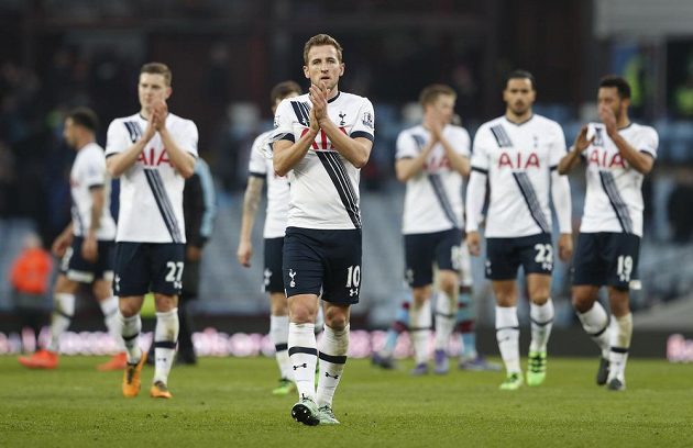 Fanoušci Tottenhamu děkují fanouškům za podporu po zápase s Aston Villou. Vpředu je střelec obou branek Harry Kane.