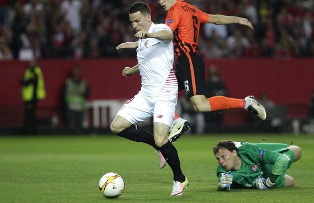 Sevillský Kevin Gameiro dává druhý gól v odvetě proti Šachtaru Doněck.