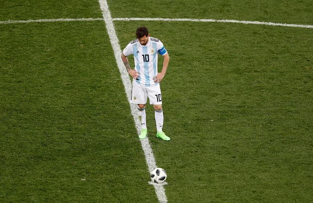 Argentinec Lionel Messi rozehrává míč po inkasovaném gólu v duelu s Chorvatskem.