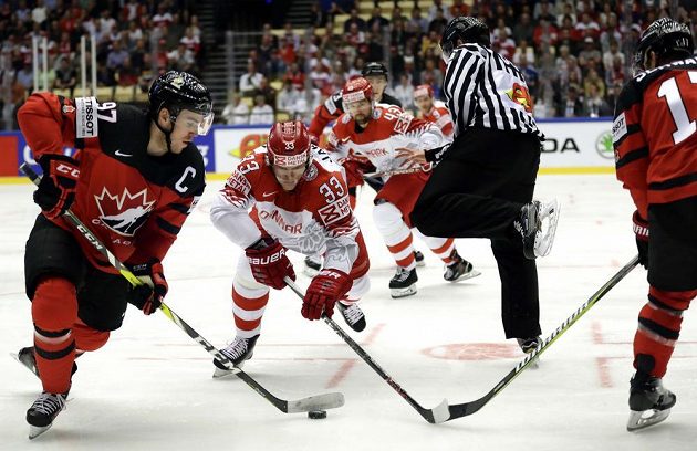 Kanadský útočník Connor McDavid v akci - uniká na mistrovství světa dánskému soupeři Julianu Jakobsenovi.