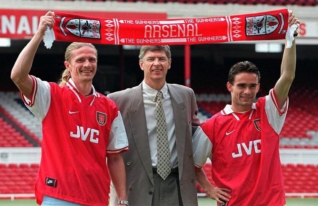 Ještě obrýlený Arséne Wenger přivedl na stařičké Highbury v roce 1997 posily Emmanuela Petita (vlevo) z AS Monako a Marka Overmarse z Ajaxu.