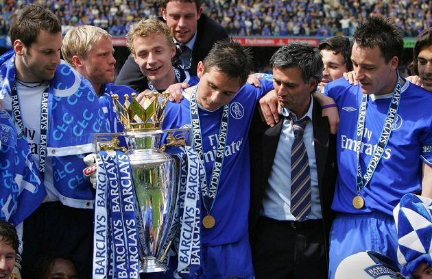 José Mourinho zamýšlel jako jedničku Carla Cudiciniho. Ten si ale poranil loket a Čech chytil šanci za pačesy. Hned vytvořil rekord Premier League v počtu minut bez inkasování (1025), vychytal 21 čistých kont a výrazně přispěl k druhému titulu Blues, který tehdy slavil i Jiří Jarošík (třetí zleva).