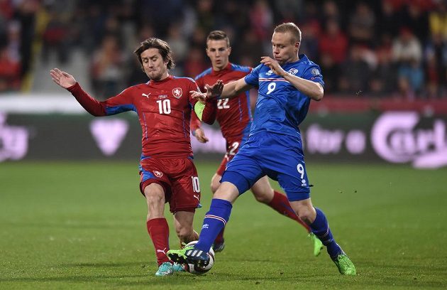Tomáš Rosický a Kolbeinn Sigthórsson z Islandu během utkání kvalifikace ME 2016 v Plzni.